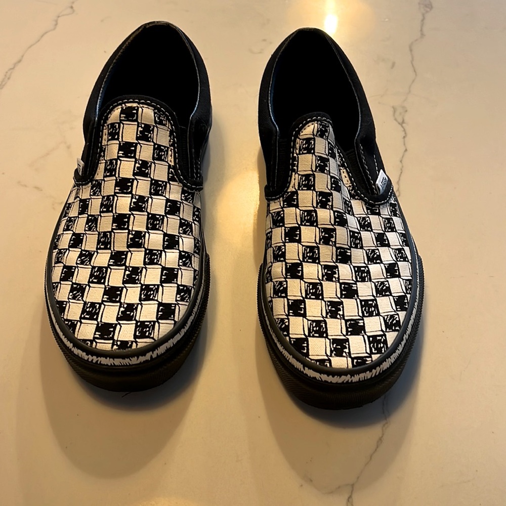 NWT unisex black and white checkered Vans US size 3 in kids